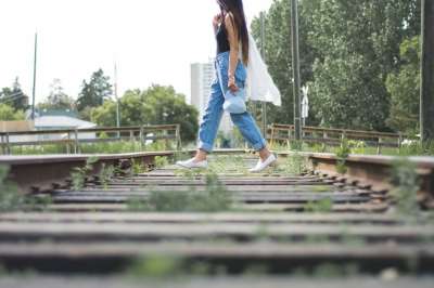 女孩 女士 步行 牛仔裤 帽子 时尚 模型 人们 火车道 铁路