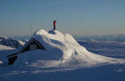 小屋 雪堆 滑雪 挪威 景观 旗杆 松恩山 教区山 冬天 雪