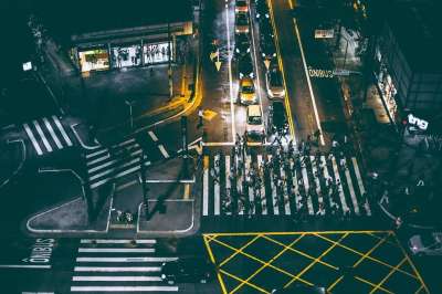 城市 穿越 交通 灯 夜晚 建筑物 空气 运动 看法 人行横道