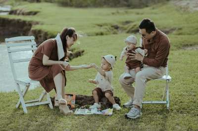家庭 父母 孩子们 母亲 父亲 学步的儿童 婴儿 草地 幸福