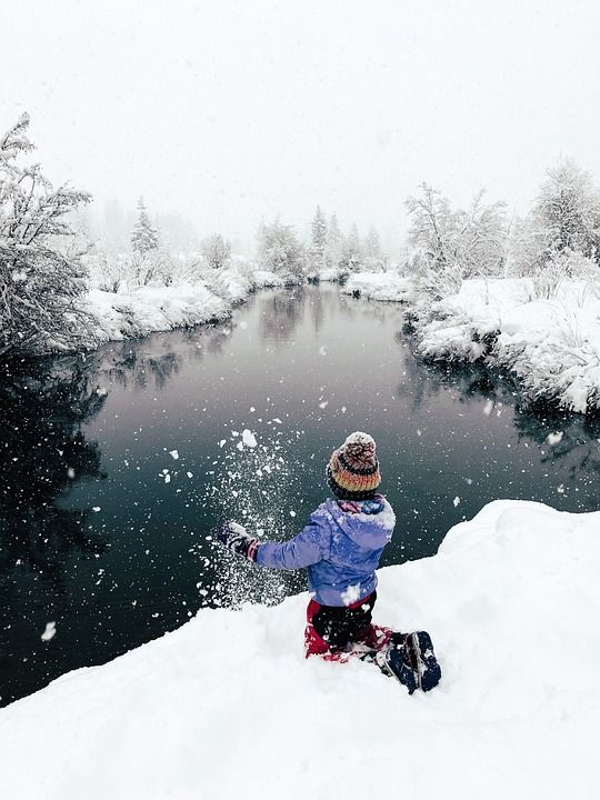 小姑娘 冬天 户外的 河 雪人 雪花 家庭 孩子 女孩 圣诞节