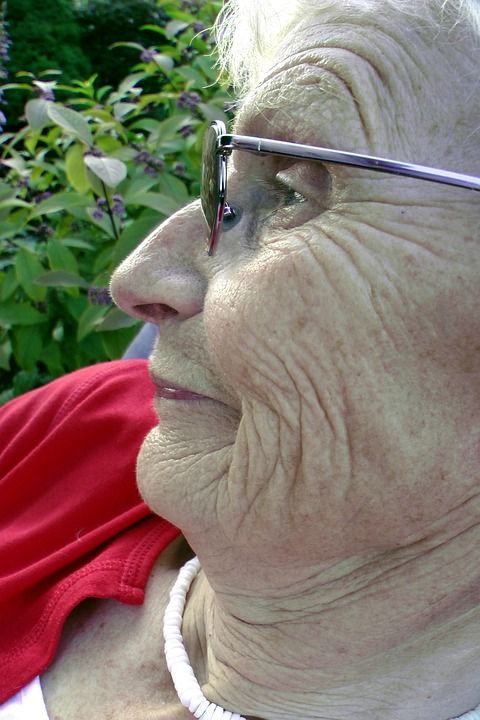 Seniorin 女士 奶奶 老的 伤心 褶皱 老人斑 周到 脸