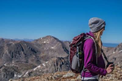 人们 女孩 远足 攀登 山 冒险 户外的 旅行 包 高地