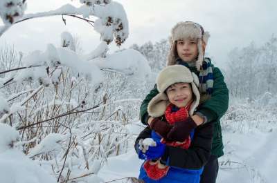 兄弟 冬季 季节 户外 男孩 孩子们 纵向 帽子 雪 俄语