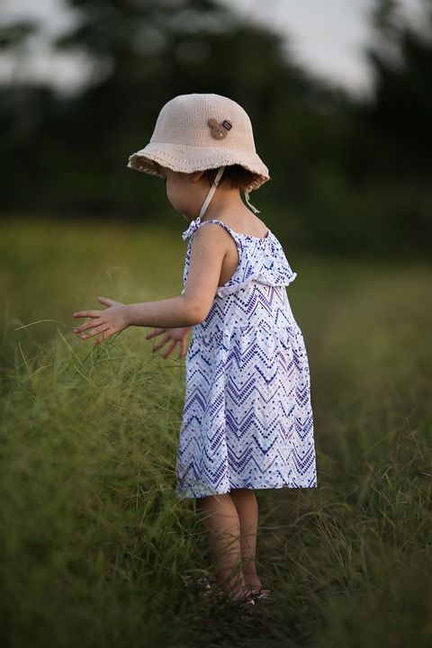 孩子 女孩 裙子 帽子 户外 原野 肖像 童年 小姑娘 自然