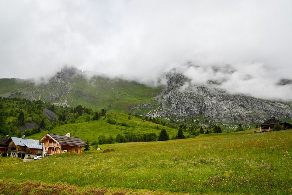 山间房屋, 多雾路段, 草地, 岩壁, 有雾的, 山风光, 旅行, 场景, 自然