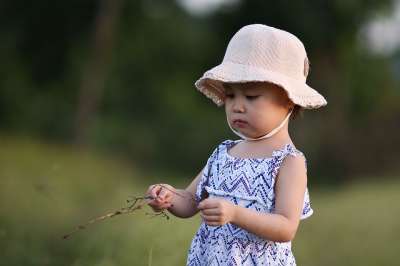 孩子 女孩 裙子 帽子 户外 原野 肖像 童年 小姑娘 自然