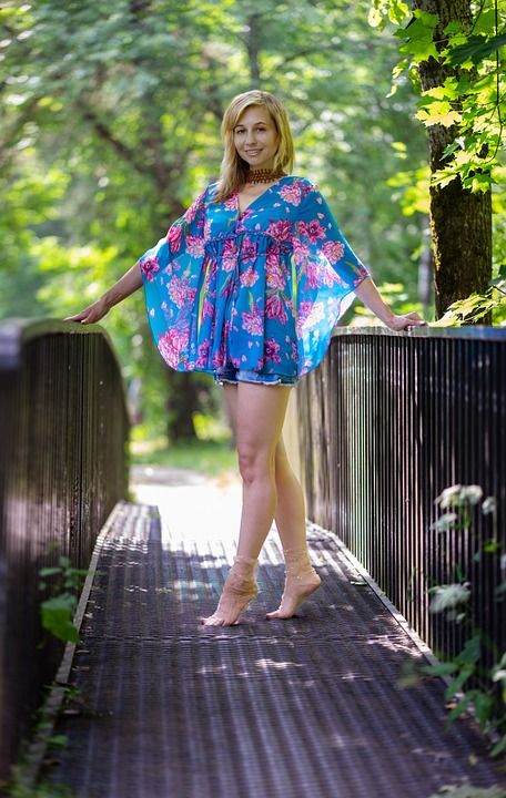 桥 夏天 女孩 腿 女士 摆姿势 人们 公园 太阳光线 晴天