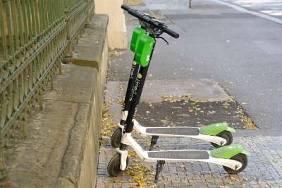 生态 城市 滑板车 绿色 城市的 运输 骑自行车的人 驾驶
