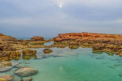 岩石海岸 海 水 清除 透明的 泻湖 景观 朦胧 冬天 反思