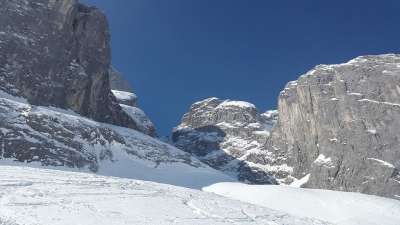 玻璃疣 阿尔卑斯山 山 拉蒂孔 德鲁兹塔 岩石 冬天 雪