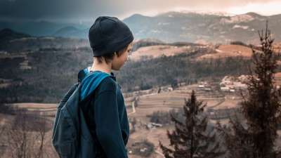 远足 男孩 风暴 旅行 年轻 积极的 快乐的 孩子 景观 山