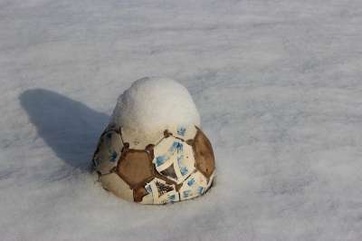 足球 球 雪 足球球 白色的 户外 质地 老的 冬天 寒冷的
