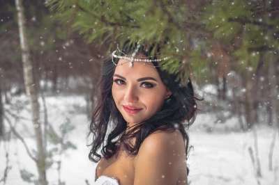 年轻女子 雪 王冠 冬季 童话故事 纵向 雪花 魔法 冷 森林