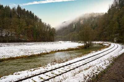 冬天 河 铁路 雪 铁路轨 山 铁轨 寒冷的 水