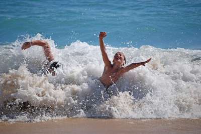 海滩 波浪 孩子们 假期 洗澡 夏天 海 水 冲浪 沙 乐趣