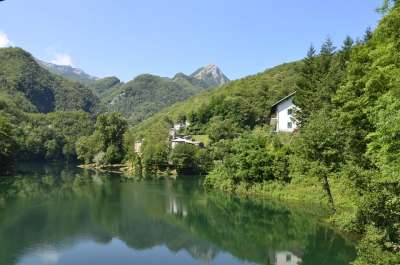 加尔法尼亚纳 伊索拉圣诞老人 湖 托斯卡纳 意大利 夏天 水 山