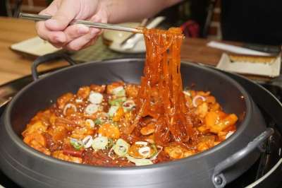烹饪 妈妈 方便面 食物 午餐 面条 煮熟的 晚餐 筷子 自制