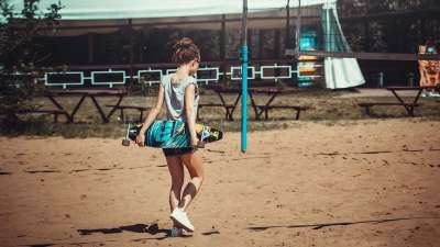 在海滩上拍照 年轻女子 裙子 谎言 时尚 女人 女性 模型 眼镜
