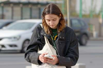 女孩 耳机 户外 街道 随意的 包 电话 城市的 生活方式
