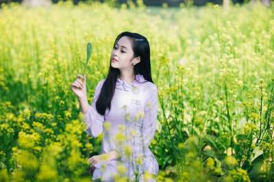 女孩 花 花园 绿色 春天 户外 朋友们 植物 园丁 园艺