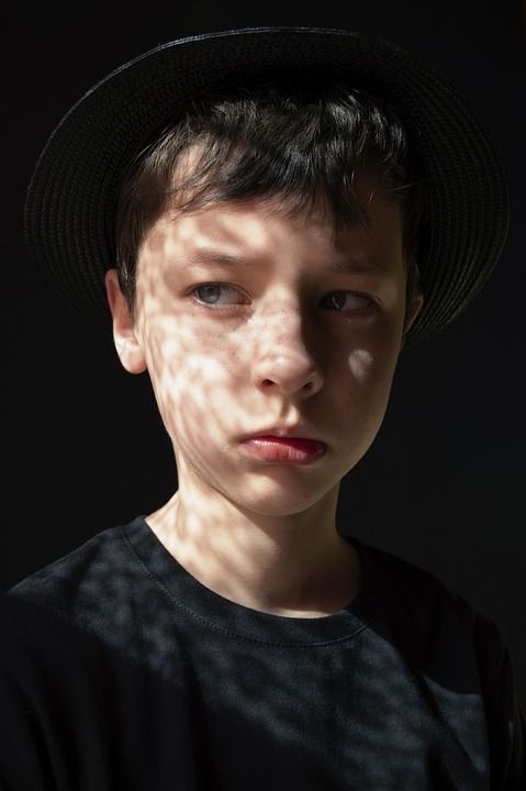 男孩 孩子 青少年 脸上的光芒 学步的儿童 脸上有刺眼的阳光