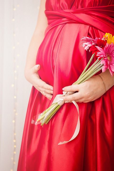 女人 成人 可爱的 怀孕 胃 肚子 漂亮的连衣裙 花朵 手
