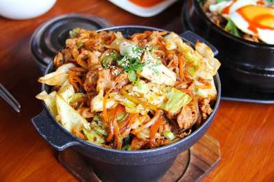 蔬菜 猪肉 肉 油炸 韩国料理 晚餐 美味的 城市 旅行