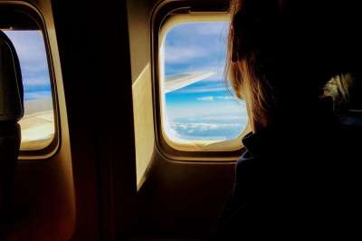 人们 女士 飞机 旅行 冒险 假期 空气 翅膀 云 黑色旅行