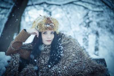 冬天 时尚 女孩 年轻 模型 女士 雪 蓝色时尚 蓝色模型
