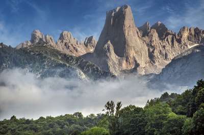 纳兰霍－德布尔内斯 石灰岩峰 山 景观 多雾路段 天空 云 岩石