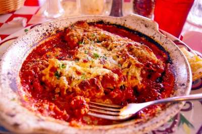 晚饭在摩 鸡 Parmigian 起司 意大利语 食物 意大利面