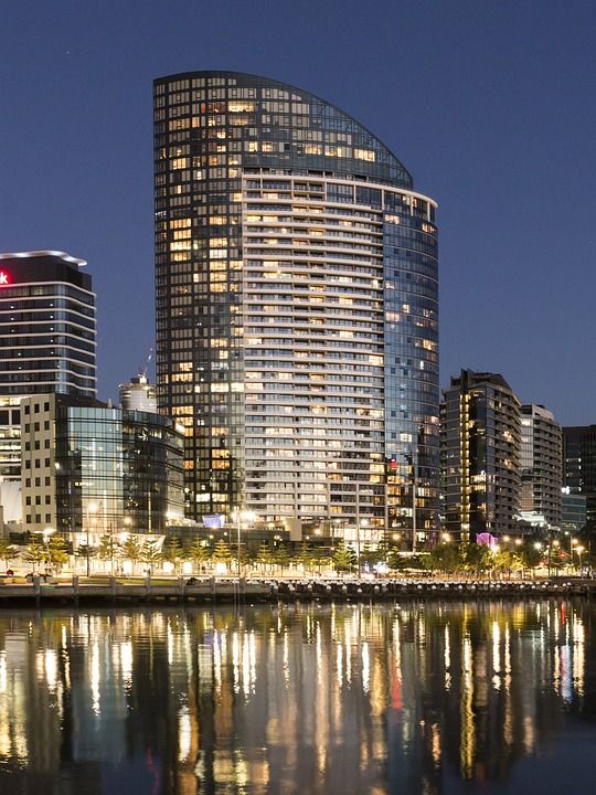 建造 夜晚 灯 城市 城市的 结构 天空 光 市中心 黑暗的