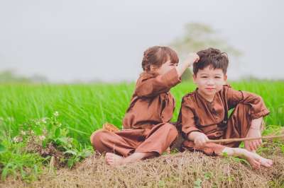 儿童 爱 夫妇 乡村 越南 场 潮湿的稻米 绿色的草地上 草地上