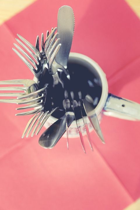 啤酒花园 刀具 一顿饭 刀 叉 勺子 啤酒杯 桌布 餐厅