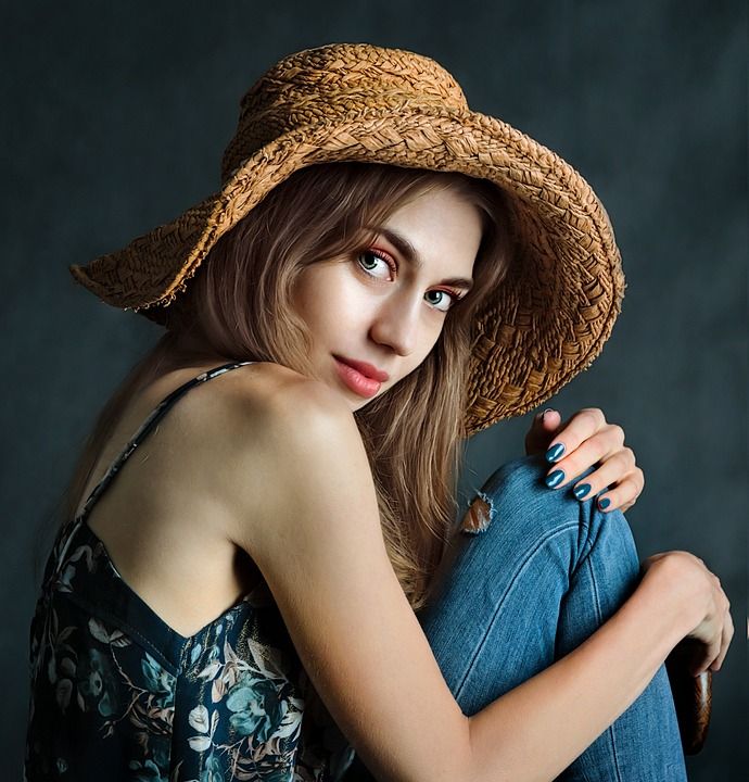 女孩 美丽 美容 帽子 稻草 女士 纵向 头发 一个人 眼睛
