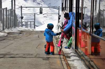 贝隆 采尔马特 运输 轨 儿童 旅行 滑雪板 火车站 速度