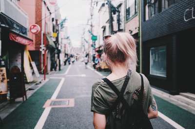 结构 建筑物 基础设施 模糊 街道 路 人们 女孩 步行 旅行