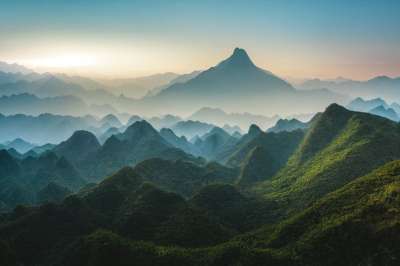 山 远景 日落 多雾路段 景观 生成的Ai
