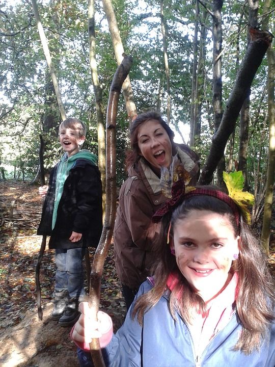 树木 孩子们 泥 森林 快乐的 自然 家庭 户外 人们 林地