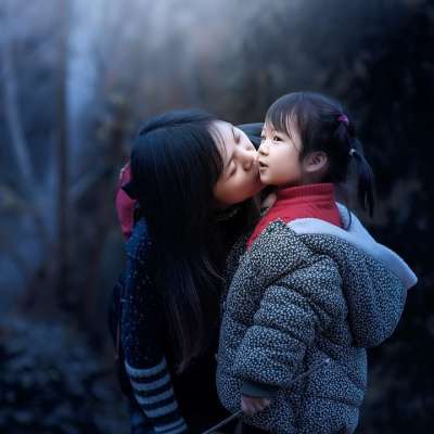 母亲和女儿 吻 感情 家庭 亚洲家庭
