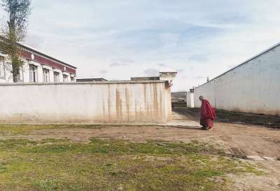 僧侣 佛教 西藏 喇嘛 老人 天空 建筑 墙