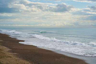 海 海滩 看法 海岸 海浪 年度的 天空 云 下雨 冬天