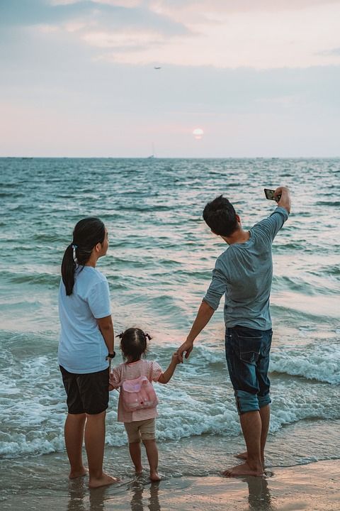 自拍 海滩 家庭 孩子 母亲 父亲 假期 移动的 智能手机