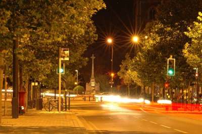 晚上 城市 城市的 夜晚 市中心 空的 路灯 人行道 树木