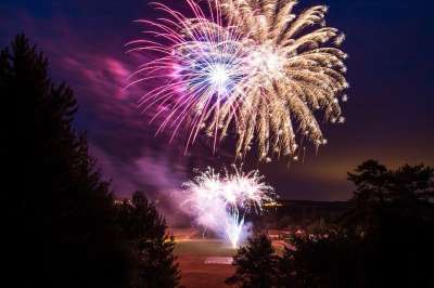焰火 蓝天 夏天 庆典 夜晚 节日 事件 光 庆祝 明亮的