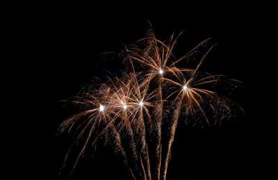 烟花 光 庆典 在晚上 烟火 新的一年的平安夜 爆炸 来庆祝