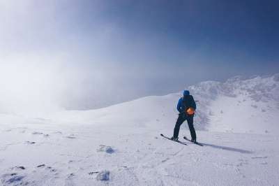 雪 冬天 山 高地 蓝色的 天空 云 景观 自然 人们 男人