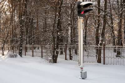 窄轨铁路 红绿灯 雪 冬季 弗罗斯特 寒冷的 树木 铁路 车站