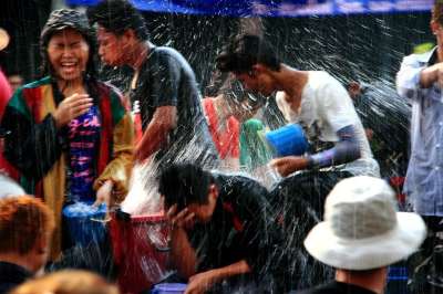下雨 乐趣 泰国 水日 笑 雨 快乐的 自然 年轻 夏天